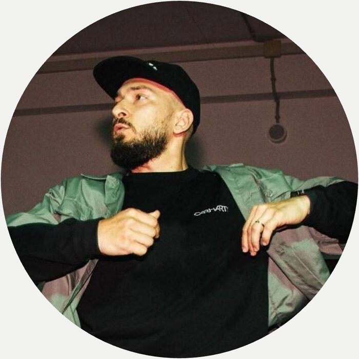 Ritratto di Kosmos, insegnante di Hip Hop