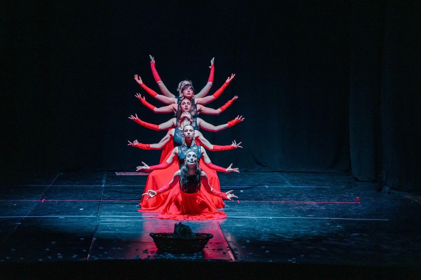 Formazione in fila delle danzatrici in rosso