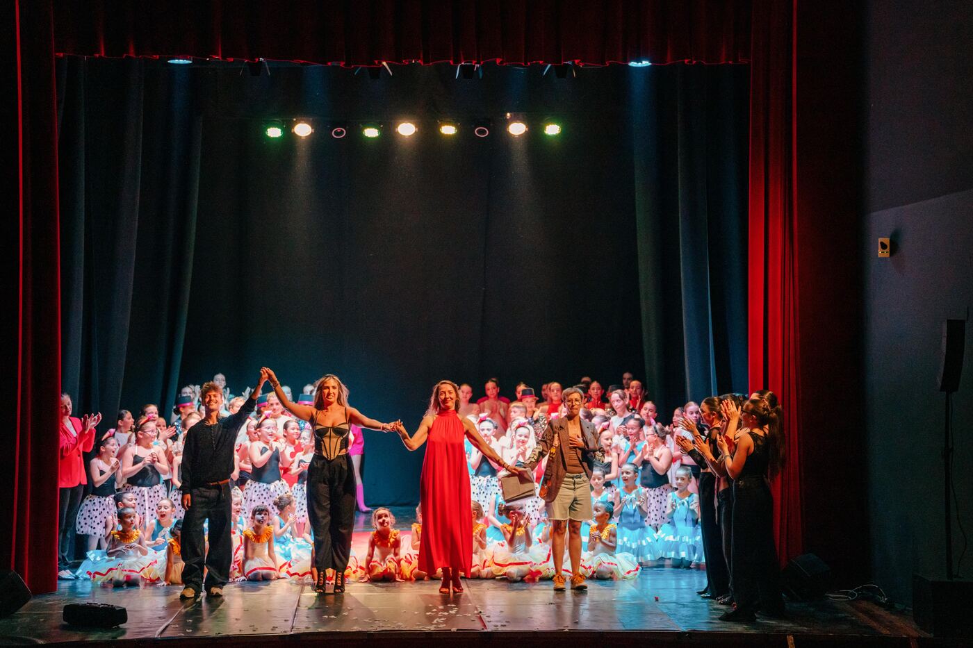 Il saluto finale della compagnia sul palco del Teatro Rossini