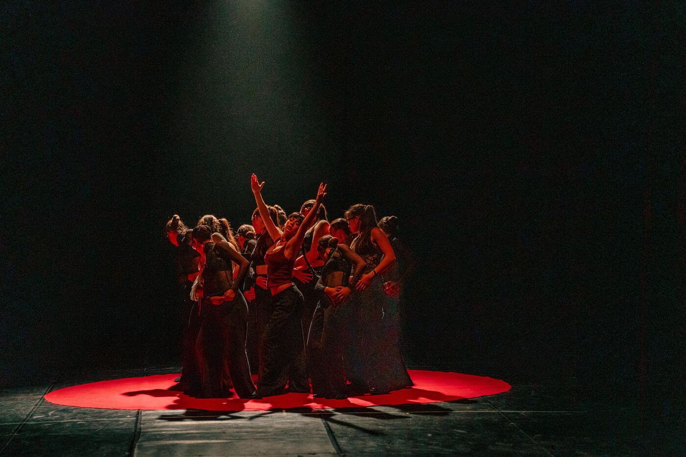 Gruppo di danzatrici nel cerchio di luce rossa