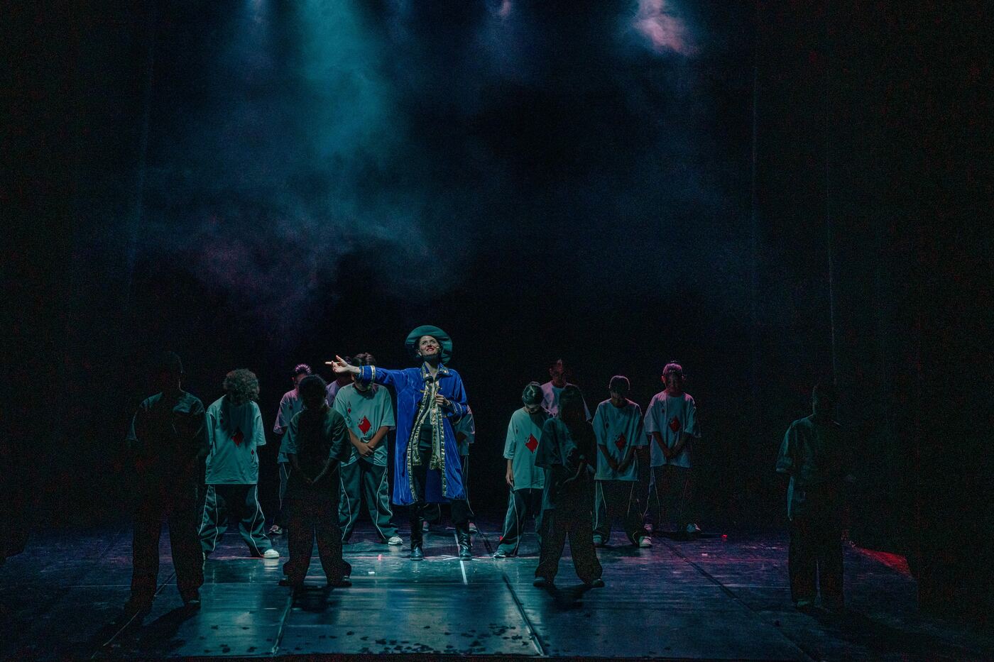Scena delle carte con il personaggio in mantello blu